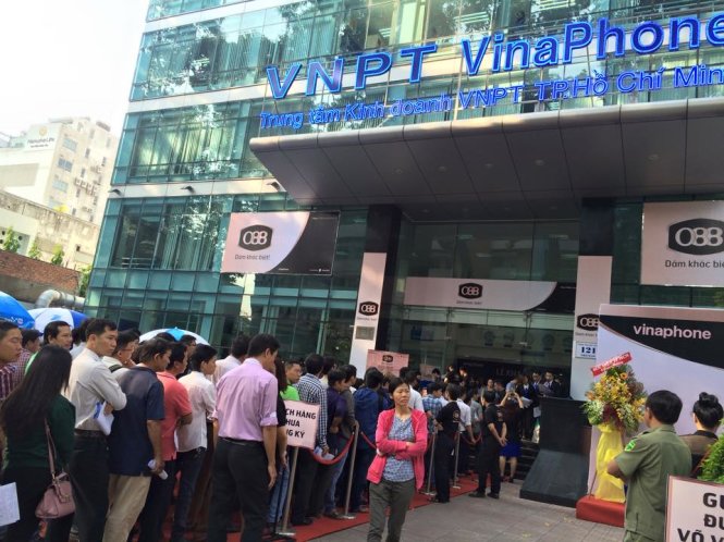 Đông đảo khách hàng đăng ký mua đầu số di động 088 mới tại trung tâm VNPT Vinaphone tại TP.HCM - Ảnh: Xuân Hợp