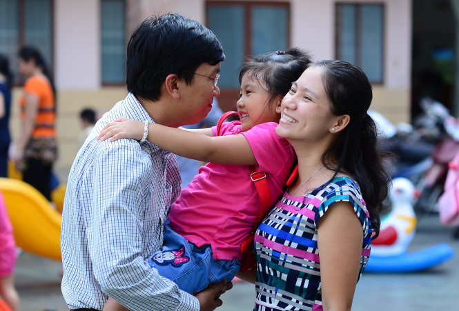 Gia đình nhỏ của chị Nguyễn Anh Thư và anh Vũ Quốc Hoàng, cả hai cùng là tiến sĩ, giảng viên khoa xây dựng Trường đại học Bách khoa (ĐH Quốc gia TP.HCM) -  Ảnh: Quang Định