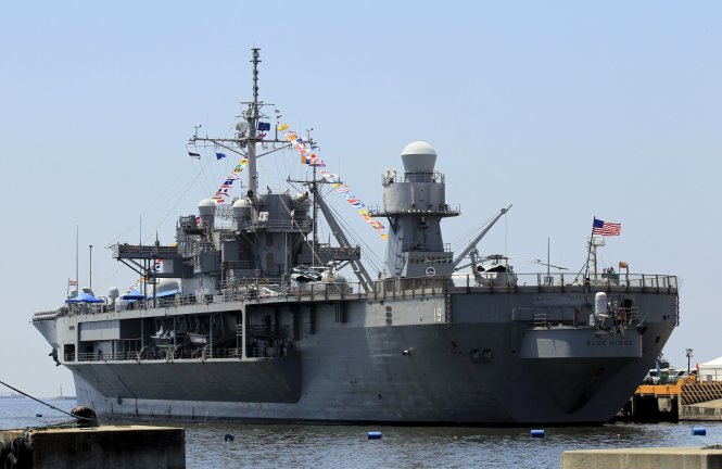 Soái hạm USS Blue Ridge neo tại Manila ngày 5-3. Đây là một trong những chiếc tàu được Mỹ điều đến  Biển Đông thời gian gần đây. - Ảnh: Reuters