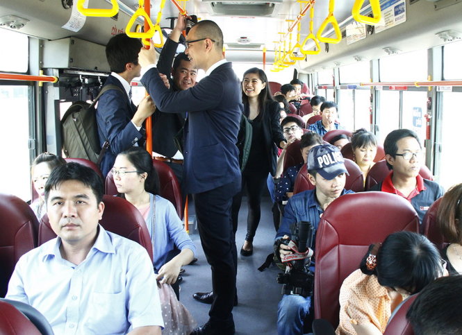Hành khách đi thử “xe buýt xanh” mới được khai trương. - Ảnh: Xuân An
