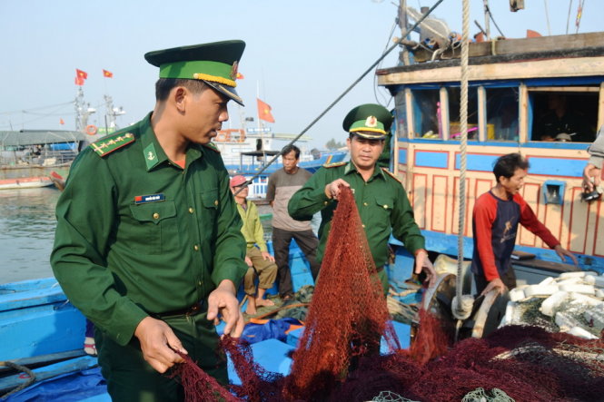 Bộ đội biên phòng kiểm tra hiện trường tàu cá của ông Thái