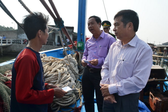 Chính quyền địa phương thăm hỏi, hỗ trợ ban đầu cho tàu cá bị nạn