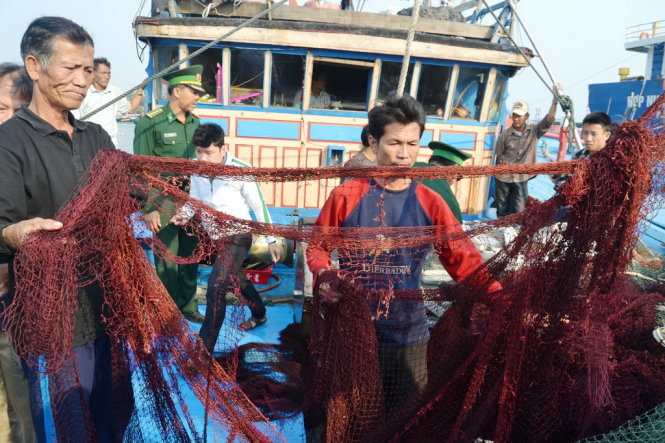 Lưới đánh cá trên tàu bị tàu hải cảnh Trung Quốc cắt nát tương