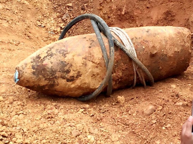 Quả bom được phát hiện trong nhà ông Tam - Ảnh: Đặng Thìn
