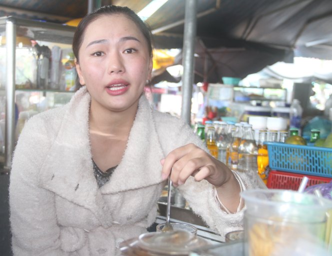 Phạm Thị Xinh trong quán cà phê của mình bây giờ ở chợ Hòa Khánh (Đà Nẵng) - Ảnh: Đoàn Cường