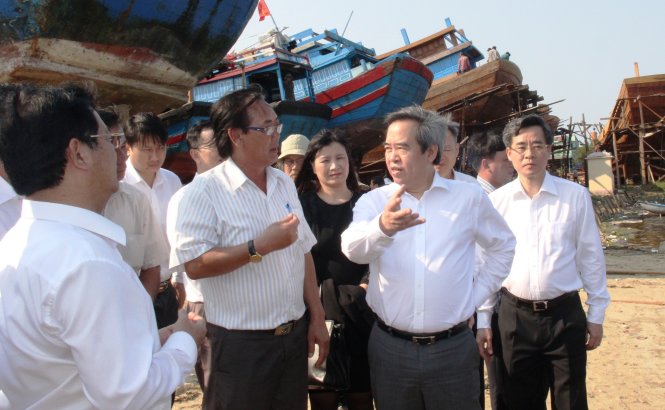 Ngư dân trao đổi với Thống đốc Nguyễn Văn Bình về những vướng mắc trong quá trình vay vốn - Ảnh: Trần Mai