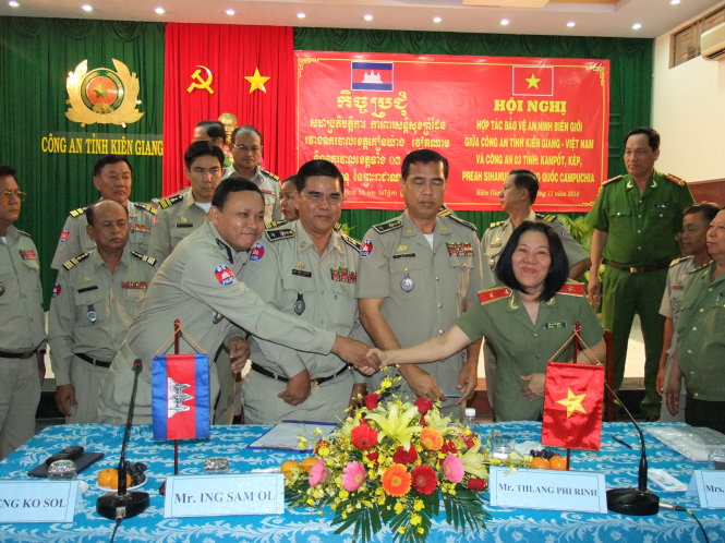 Thiếu tướng Bùi Tuyết Minh trong một hội nghị giữa Công an tỉnh Kiên Giang và Công an Campuchia - Ảnh: Văn Vũ