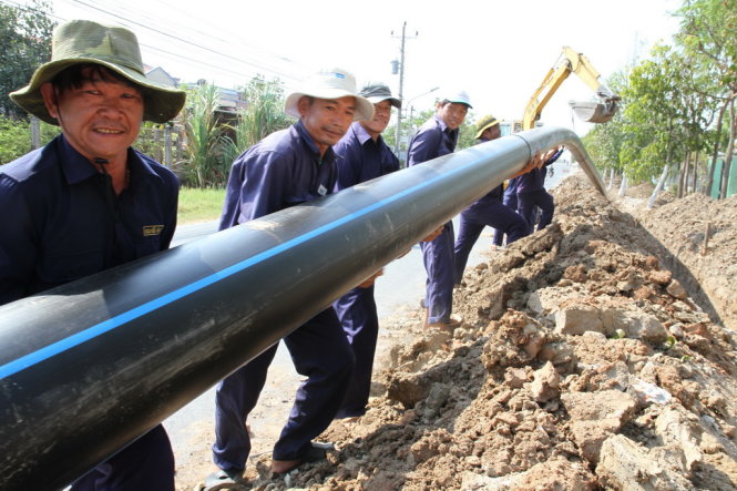 Công nhân Công ty TNHH MTV Cấp nước Tiền Giang đang thi công đường ống dẫn nước từ thị xã Gò Công về xã Phước Trung và thị trấn Tân Hòa, huyện Gò Công Đông cứu khát cho hàng ngàn hộ dân ở đây - Ảnh: V.TR