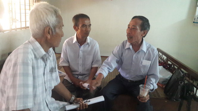 Ông Huỳnh Văn Nén (giữa) cùng ông Nguyễn Thận và cụ Huỳnh Văn Truyện - Ảnh: Hoàng Điệp.