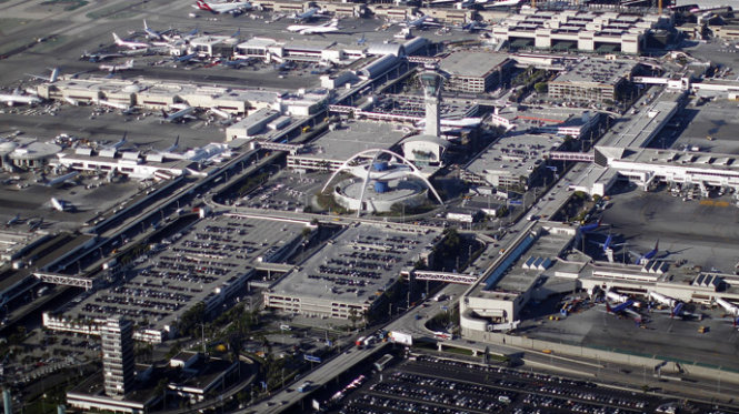 Mất điện ở sân bay Los Angeles khiến hơn 100 chuyến bay chậm trễ. Ảnh: Reuters