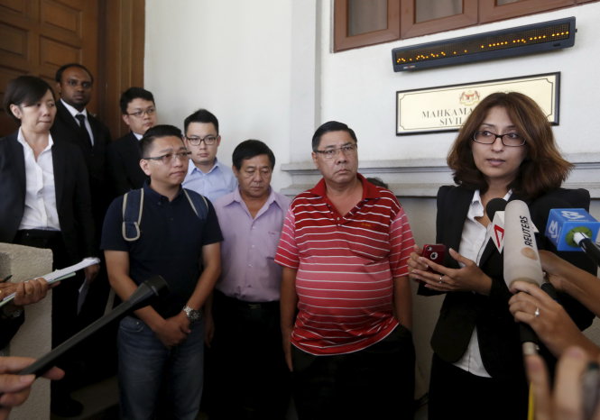 Luật sư Lawyer Sangeet Deo (bìa phải), đại diện một nhóm thân nhân hành khách chuyến bay MH370, nói chuyện với báo chí sau phiên tranh luận liên quan vụ kiện hãng bay và chính quyền Kuala Lumpur ngày 4-3 - Ảnh: Reuters