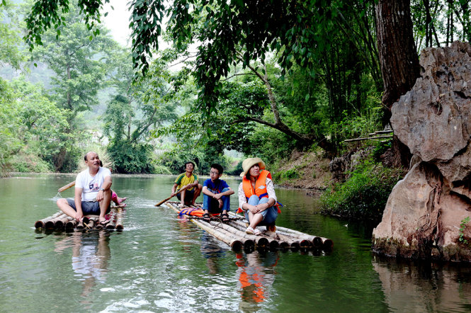 Chèo bè xuôi dòng suối Xia CBT Mai Hịch, huyện Mai Châu, Hòa Bình