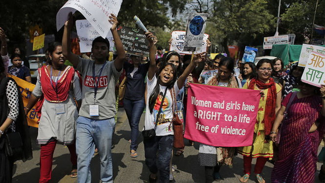 Biểu tình phản đối nạn bạo lực và tấn công tình dục nhằm vào phụ nữ ở Ấn Độ ngày 8-3-2016 - Ảnh: AAP