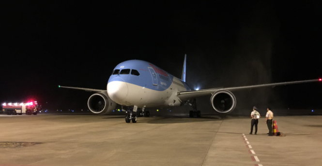 Chiếc máy bay Boeing 787 Dreamliner chở 299 du khách Thụy Điển hạ cánh xuống sân bay Phú Quốc sáng 8-3 - Ảnh: N.TRIỀU