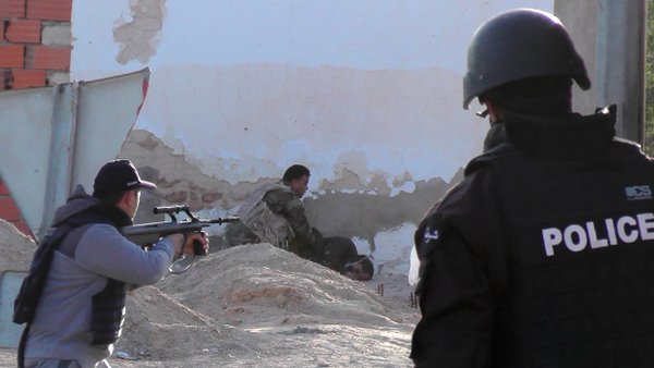 Giao tranh đẫm máu ở biên giới Tunisia và Libya làm ít nhất 53 người chết - Ảnh: Scoopnest