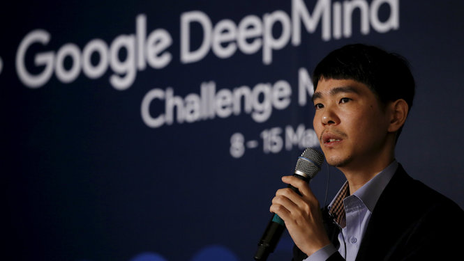 Kỳ thủ cờ vây số 1 thế giới Lee Sedol trong buổi họp báo trước trận đấu với AlphaGo - Ảnh: Reuters