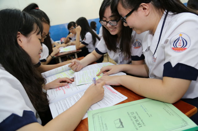 Một tiết học theo nhóm môn lịch sử của học sinh lớp 12 - Ảnh: Như Hùng