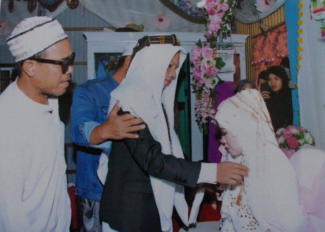 Nghi thức vén khăn che mặt cô dâu trong đám cưới người Chăm theo đạo Hồi 
- Ảnh gia đình 
cung cấp