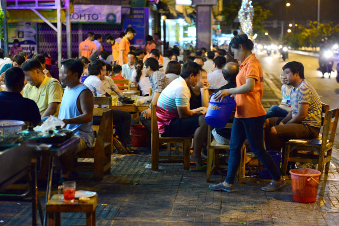Vào buổi tối, nhiều quán nhậu trên đường Phạm Văn Đồng, Q.Gò Vấp, TP.HCM luôn đông khách  
- Ảnh: Thanh Tùng