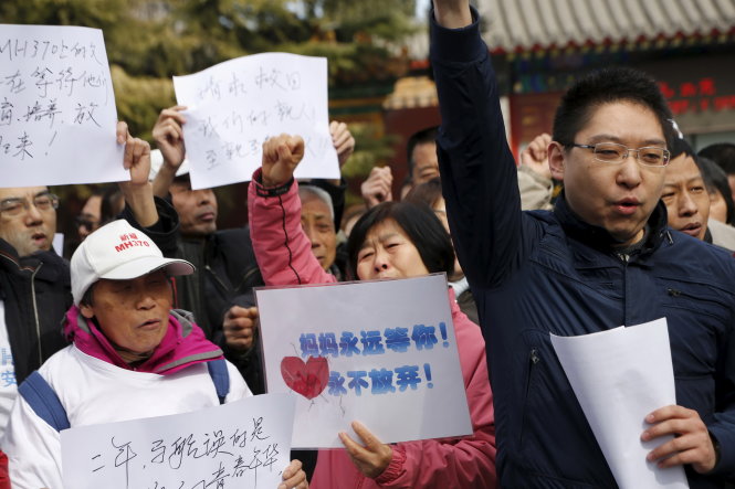 Người thân của hành khách phản đối trong dịp tưởng niệm ở chùa Lama tại Bắc Kinh ngày 8-3. Trên bảng khẩu hiệu ghi “Mẹ sẽ chờ con mãi mãi và không bao giờ quên con” - Ảnh: Reuters