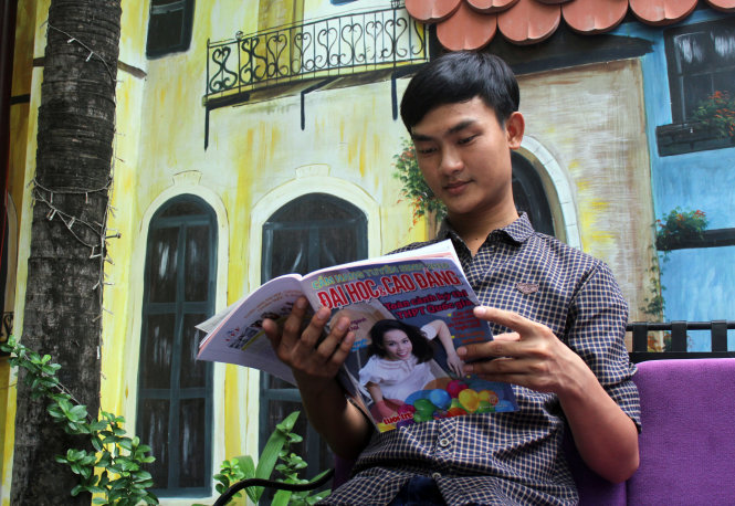 Bùi Minh Chiến chia sẻ Cẩm nang tuyển sinh ĐH-CĐ năm 2016 của báo Tuổi Trẻ cung cấp nhiều thông tin hữu ích cho các thí sinh - Ảnh: Hải Quân