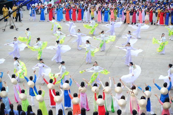 Màn đồng diễn áo dài trong lễ khai mạc sáng 8-3 tại Nhà văn hóa Thanh niên, Q.1, TP.HCM - Ảnh: Quang Định