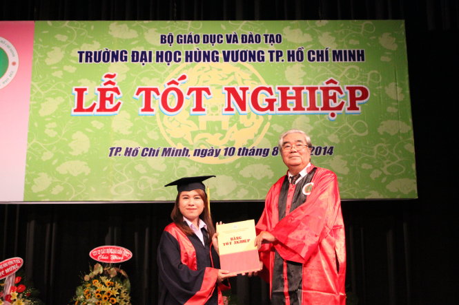 Sau nhiều năm chờ đợi, năm 2014, hơn 1000 sinh viên Trường ĐH Hùng Vương TP.HCM đã được cấp bằng tốt nghiệp. Ảnh: Minh Giảng