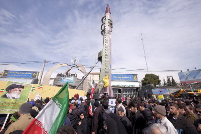 Tên lửa đạn đạo Emad – tên lửa tiên tiến nhất do Iran chế tạo, được trưng bày trước công chúng trong lễ kỉ niệm 37 năm ngày Cách mạng Hồi giáo. Ảnh: Reuters