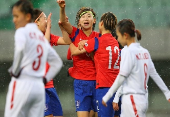 Tuyển nữ VN (áo trắng) đã có trận đấu nỗ lực trước Hàn Quốc. Ảnh: AFC
