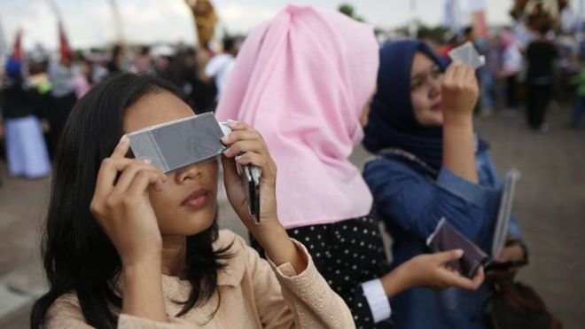 Người dân đón xem nhật thực tại Palembang, tỉnh Nam Sumatra, Indonesia - Ảnh: Reuters