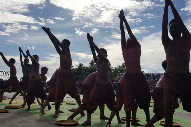 Người dân Indonesia nhảy múa sau khi nhật thực toàn phần diễn ra - Ảnh: Straits Times
