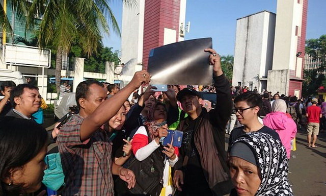 Người dân tại Jakarta, Indonesia đón xem nhật thực - Ảnh: Twitter/Guardian