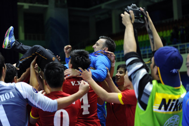 Các cầu thủ VN công kênh HLV Bruno Formoso ăn mừng chiếc vé dự World Cup 2016. Ảnh: Quang Thắng