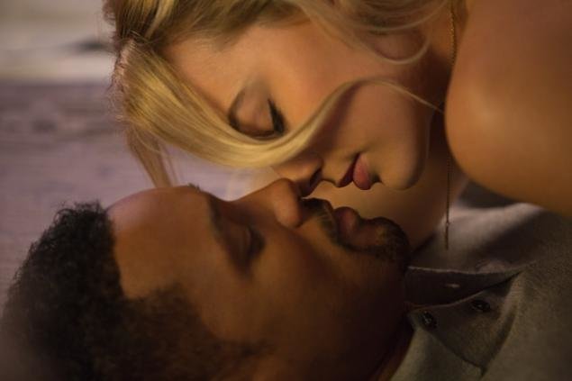 Nụ hôn nhẹ nhàng lãng mạn của Margot Robbie và Will Smith trong phim ly kỳ Focus. Ảnh NY Daily News