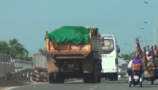 Xe quá tải chạy qua quốc lộ 1 A thuộc địa bàn tỉnh Bình Thuận - Ảnh: Chế Thân