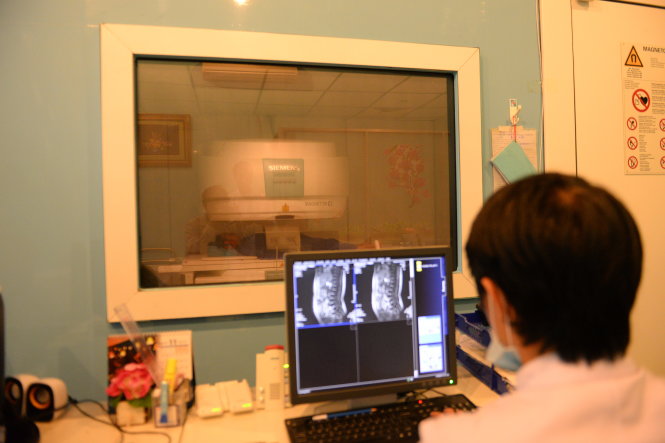Đầu tư cơ sở vật chất, trang thiết bị cho các bệnh viện tuyến dưới để giảm tải cho các bệnh viện tuyến trên. Trong ảnh: máy chụp MRI hiện đại tại Bệnh viện quận Thủ Đức (TP.HCM) - Ảnh: Hữu Khoa