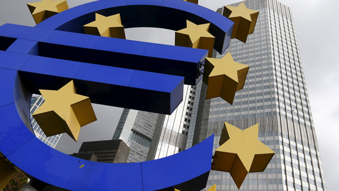 Biểu tượng đồng euro trước trụ sở chính của ECB tại Frankfurt, Đức - Ảnh: Reuters