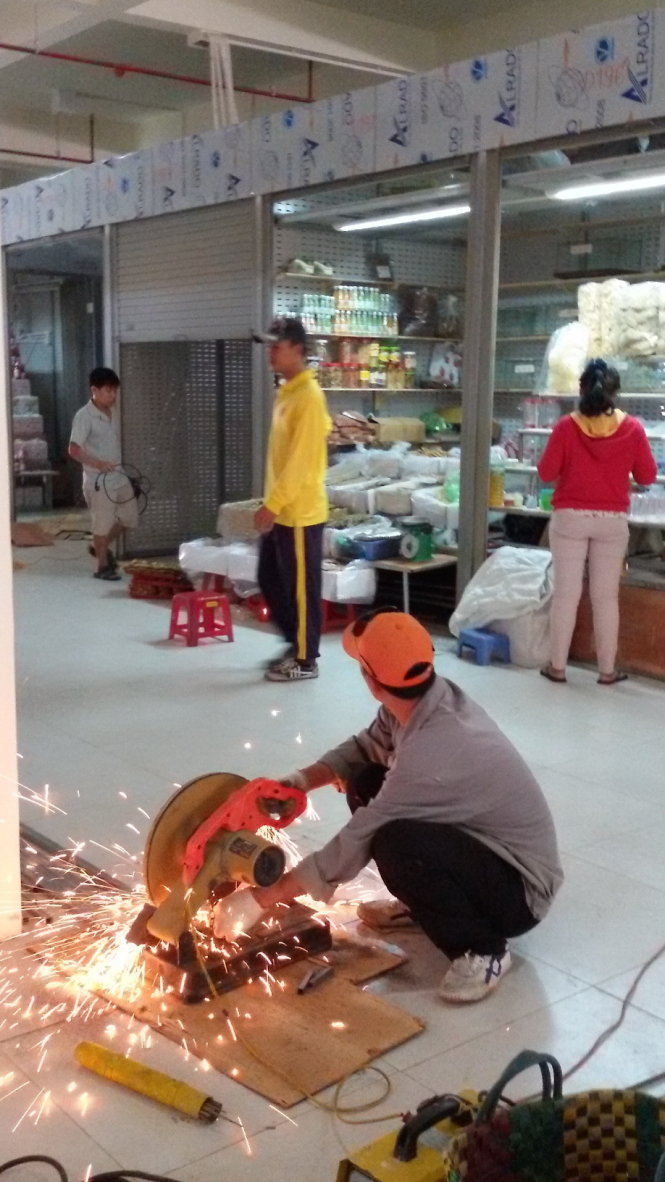 Sáng 8-3, tại tầng trệt dự án chợ Đầm Nha Trang, công nhân  vẫn đang thi công hàn, cắt tóe lửa.  Ảnh: Phan Sông Ngân