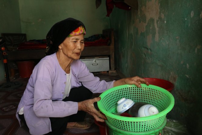 Bà Ngô Thị Sâm từ chối suất hộ nghèo hai năm nay dù bà nghèo rớt mồng tơi - Ảnh: Yến Trinh