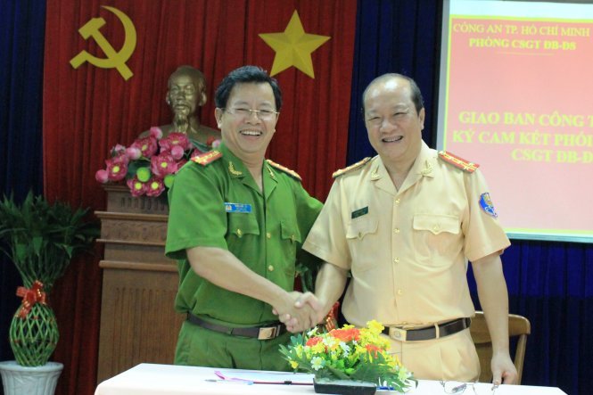 Đại tá Trần Đức Tài (trái), Phó giám đốc Công an TP.HCM xác nhận buổi ký bản cam kết của công an các quận huyện với PC67- Ảnh: Sơn Bình