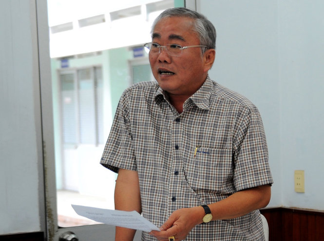Ông Nguyễn Cư, bí thư Huyện ủy Hóc Môn, và danh mục các thửa đất được UBND huyện Hóc Môn cho phân nền tách thửa - Ảnh: Tự Trung