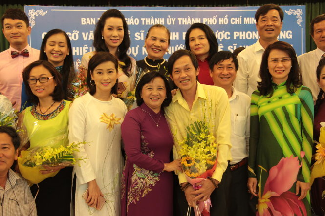 Các nghệ sĩ được phong tặng danh hiệu nhà nước chụp ảnh kỷ niệm cùng bà Thân Thị Thư - trưởng Ban tuyên giáo Thành ủy - Ảnh: Nguyễn Lộc