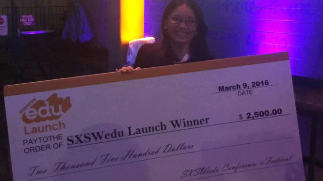Chị Văn Đinh Hồng Vũ nhận giải tại cuộc thi SXSWedu - Ảnh: Nhân vật cung cấp.