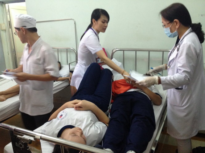 Các em học sinh trường TH Trần Quang Khải đang được theo dõi tại Bệnh viện quận 1 - Ảnh: Vũ Thủy