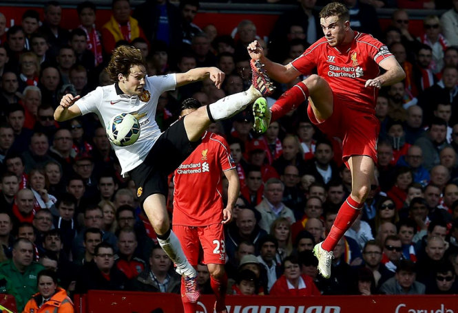 Cuộc đối đầu giữa M.U (trái) và Liverpool luôn rất nảy lửa - Ảnh: Latest News Headlines