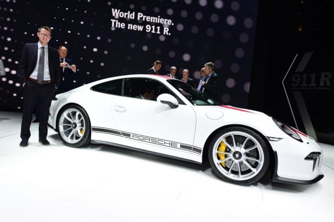 Con sói nhốt trong lồng Porsche 911 R - Ảnh: Auto Express