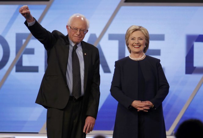 Ông Sanders (trái) và bà Clinton trong cuộc tranh luận tại Florida - Ảnh: Reuters