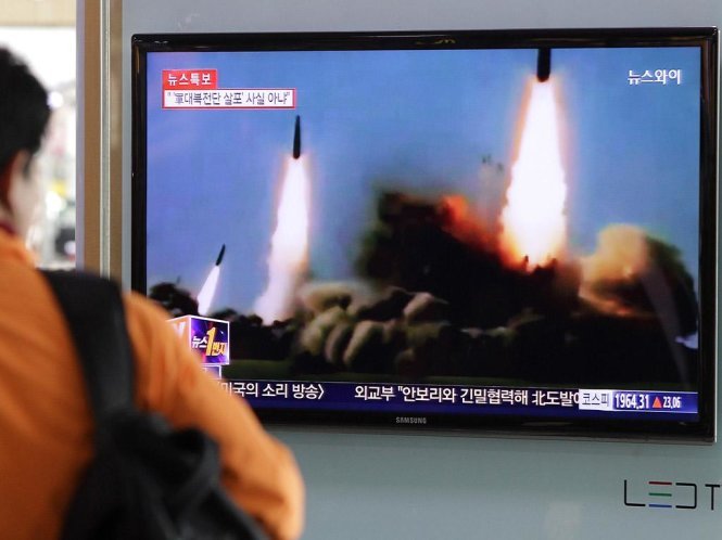 Một bản tin trên đài truyền hình Hàn Quốc nói về vụ phóng tên lửa trước đó của CHDCND Triều Tiên - Ảnh: Getty Images