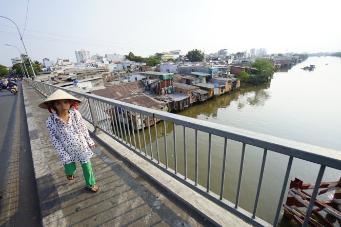 Những căn nhà tạm bợ ven kênh Đôi (Q.8, TP.HCM) sẽ được giải tỏa, di dời để thực hiện dự án môi trường nước giai đoạn 3 - Ảnh: Quang Định