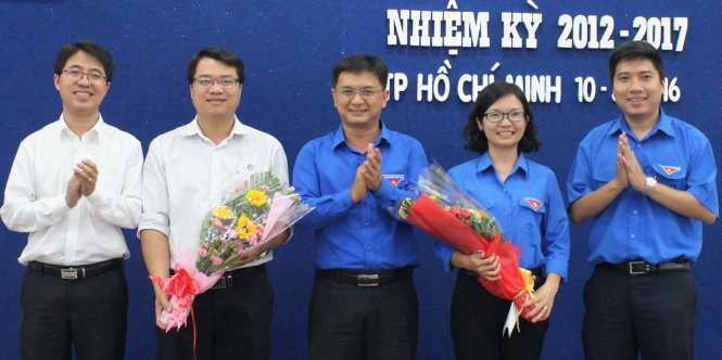 Chị Vương Thanh Liễu và anh Nguyễn Thanh Hải (thứ hai và tư, từ phải) nhận hoa chúc mừng nhận nhiệm vụ mới - Ảnh: Q.NG.